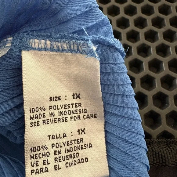 Kaelyn -Max lo Blue Textured Sleeveless Top - Picture 4 of 5